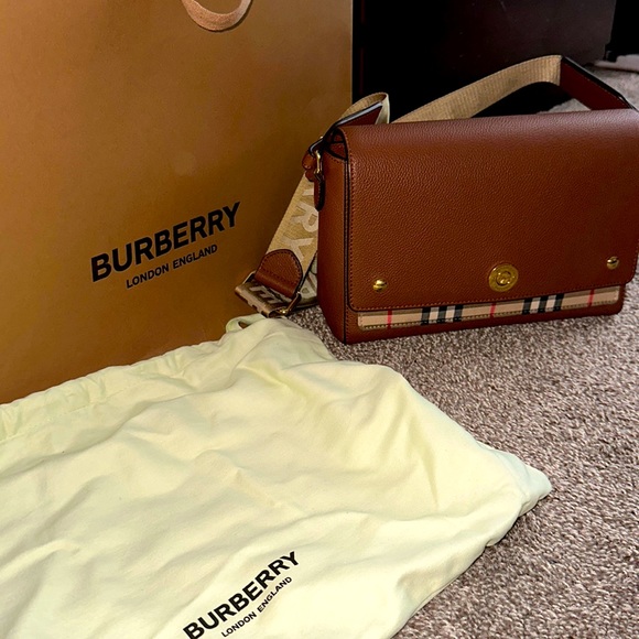 Burberry purse - Picture 1 of 1